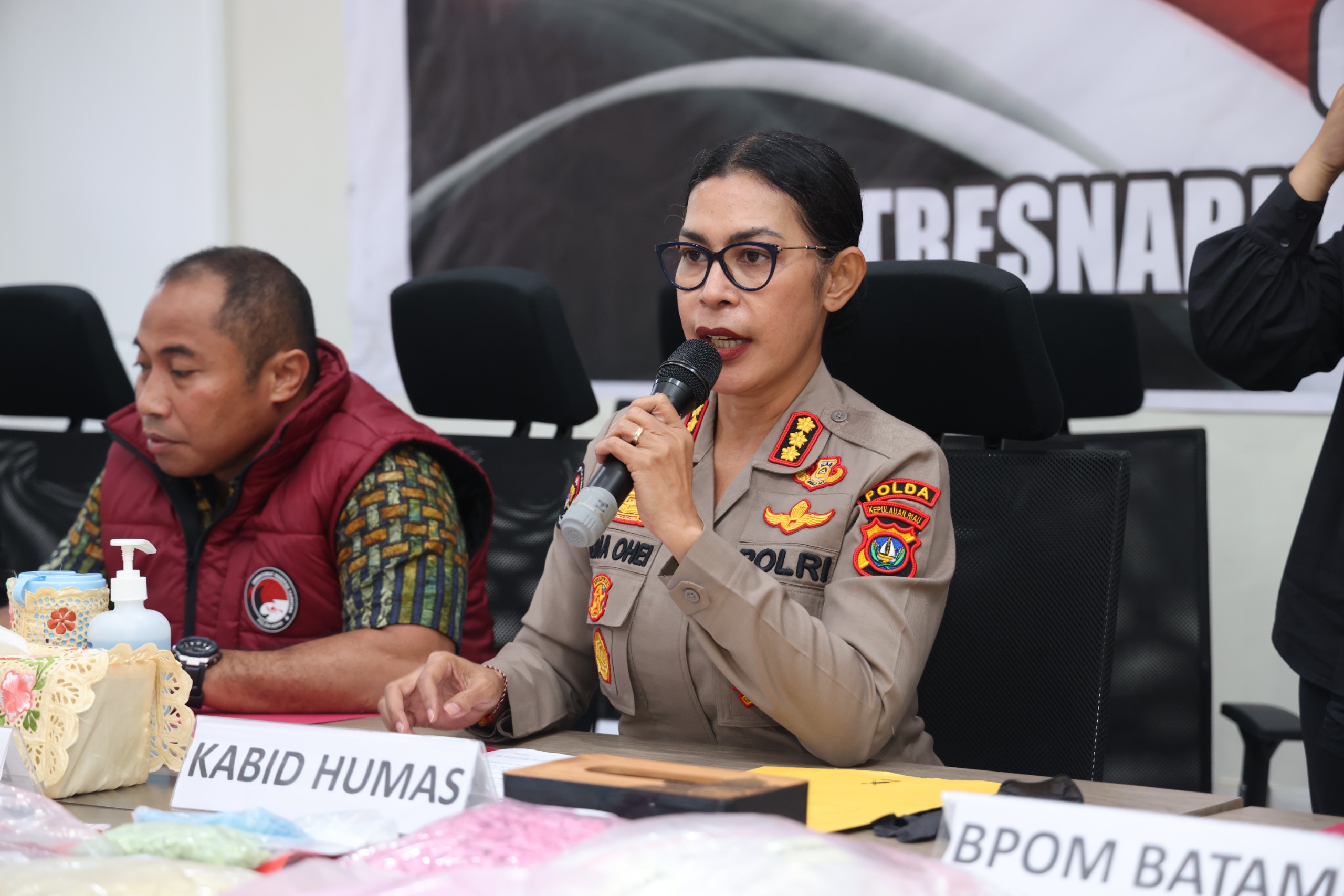 Kabidhumas Polda Kepri Kombes Pol. Dr. Nona Pricillia Ohei menyampaikan keterangan Pers, pada Jumat (10/4/2026). F-Humas Polda Kepri