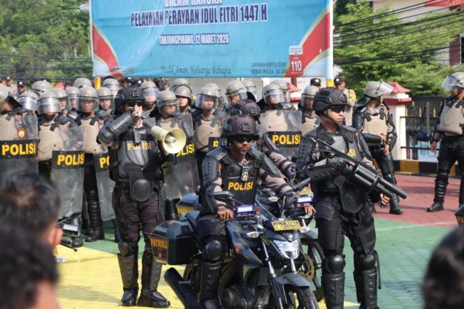 
					Polresta Tanjungpinang menggelar latihan dalmas jelang pengamanan hari May Day 2026 di lapangan apel Bhayangkara Polresta Tanjungpinang. Senin (13/04/2026)