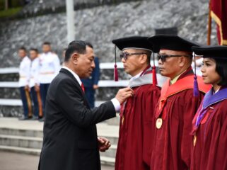Kepala Staf Koarmada I (Kaskoarmada I) Laksamana Pertama TNI Arif Badrudin, M.Mgt., Stud, resmi diwisuda sebagai lulusan Program Doktor di Universitas Pertahanan Republik Indonesia (Unhan RI).