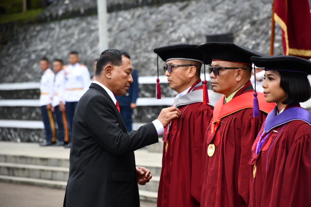 Kepala Staf Koarmada I (Kaskoarmada I) Laksamana Pertama TNI Arif Badrudin, M.Mgt., Stud, resmi diwisuda sebagai lulusan Program Doktor di Universitas Pertahanan Republik Indonesia (Unhan RI).
