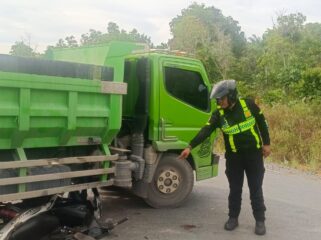 Satlantas Polres Bintan saat melakukan pengecekkan lokasi Kecelakaan, Kamis (16/04) F-Humas Polres Bintan 