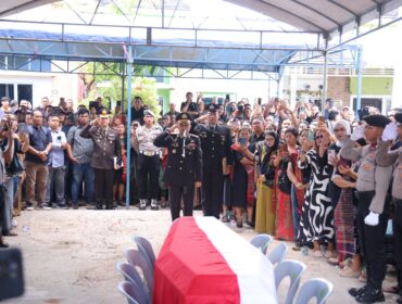 Pemakaman Bripda Natanael Simanungkalit, Jum'at (17/04). F-Humas Polda Kepri