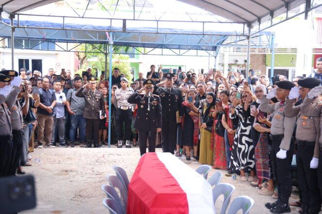 
					Pemakaman Bripda Natanael Simanungkalit, Jum'at (17/04). F-Humas Polda Kepri