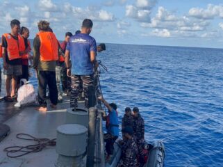 KRI Kapitan Pattimura-371 dan KRI Wiratno-379 berhasil melaksanakan evakuasi terhadap korban kapal terbakar di perairan Natuna Utara. F-Dispen Koarmada I 