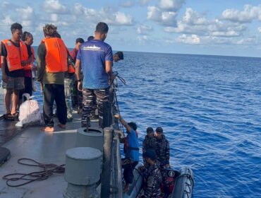 KRI Kapitan Pattimura-371 dan KRI Wiratno-379 berhasil melaksanakan evakuasi terhadap korban kapal terbakar di perairan Natuna Utara. F-Dispen Koarmada I 