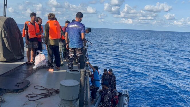 
					KRI Kapitan Pattimura-371 dan KRI Wiratno-379 berhasil melaksanakan evakuasi terhadap korban kapal terbakar di perairan Natuna Utara. F-Dispen Koarmada I 