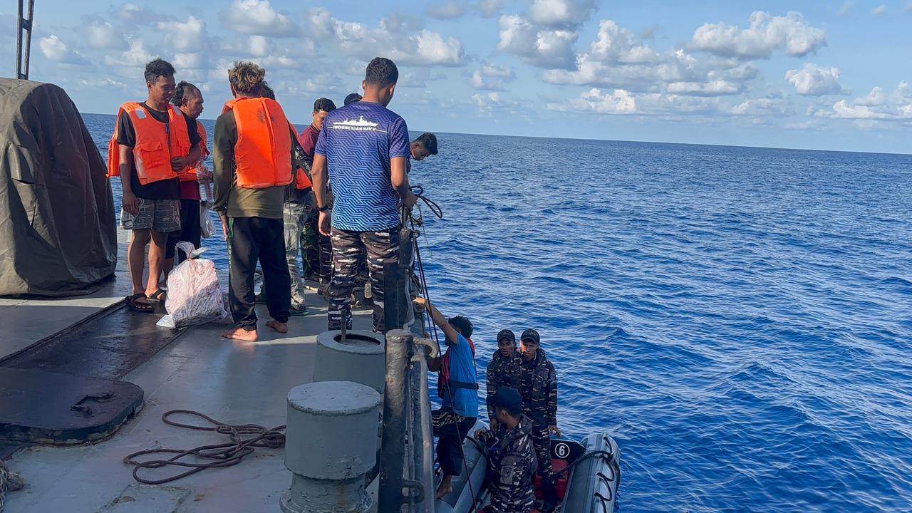 KRI Kapitan Pattimura-371 dan KRI Wiratno-379 berhasil melaksanakan evakuasi terhadap korban kapal terbakar di perairan Natuna Utara. F-Dispen Koarmada I