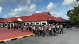 Para personel memperagakan berbagai tahapan pengamanan secara bertahap, Jum'at (17/04) F-Humas 