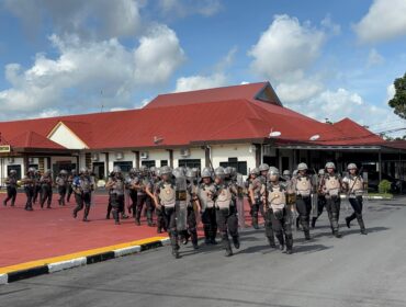 Para personel memperagakan berbagai tahapan pengamanan secara bertahap, Jum'at (17/04) F-Humas 