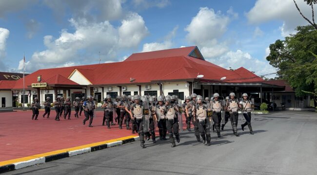 Para personel memperagakan berbagai tahapan pengamanan secara bertahap, Jum'at (17/04) F-Humas 