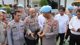 Kasi Propam Polresta Tanjungpinang IPTU M. Bangun, saat melakukan pemeriksaan terhadap personil Polresta Tanjungpinang, Senin (21/04). F-Kepri.info