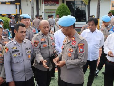 Kasi Propam Polresta Tanjungpinang IPTU M. Bangun, saat melakukan pemeriksaan terhadap personil Polresta Tanjungpinang, Senin (21/04). F-Kepri.info