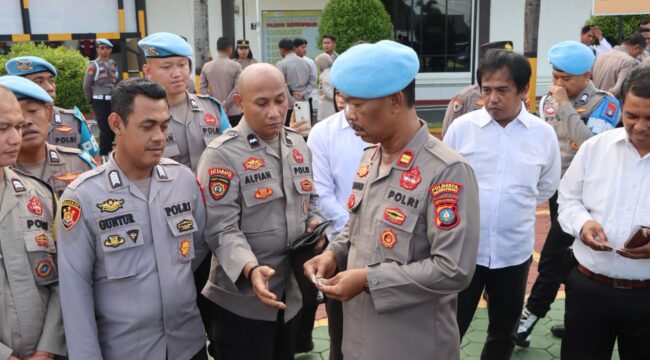 Kasi Propam Polresta Tanjungpinang IPTU M. Bangun, saat melakukan pemeriksaan terhadap personil Polresta Tanjungpinang, Senin (21/04). F-Kepri.info