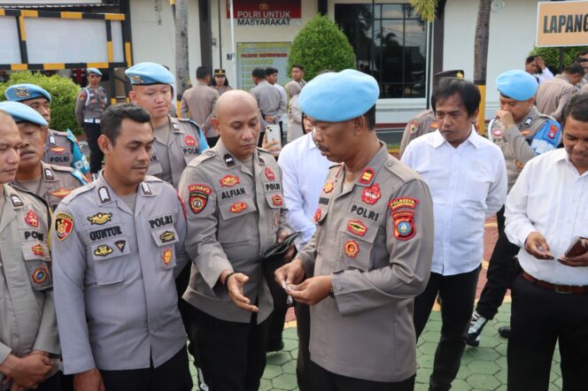 
					Kasi Propam Polresta Tanjungpinang IPTU M. Bangun, saat melakukan pemeriksaan terhadap personil Polresta Tanjungpinang, Senin (21/04). F-Kepri.info