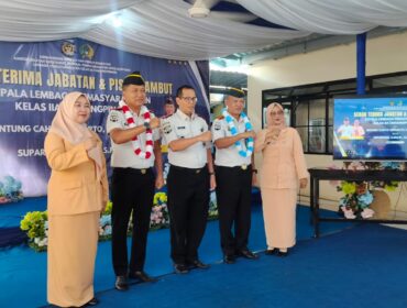 Kanwil Ditjenpas Kepulauan Riau, Aris Munandar saat foto bersama Kalapas Kelas IIA Tanjungpinang, usai acara Sertijab Kepala Lapas IIA Tanjungpinang dari Untung Cahyo Sidharto kepada Suparman, Senin (20/04). F-Kepri.info