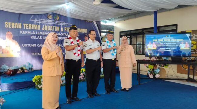 Kanwil Ditjenpas Kepulauan Riau, Aris Munandar saat foto bersama Kalapas Kelas IIA Tanjungpinang, usai acara Sertijab Kepala Lapas IIA Tanjungpinang dari Untung Cahyo Sidharto kepada Suparman, Senin (20/04). F-Kepri.info