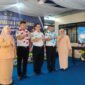 Kanwil Ditjenpas Kepulauan Riau, Aris Munandar saat foto bersama Kalapas Kelas IIA Tanjungpinang, usai acara Sertijab Kepala Lapas IIA Tanjungpinang dari Untung Cahyo Sidharto kepada Suparman, Senin (20/04). F-Kepri.info