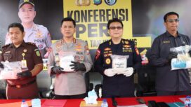 Kapolresta Tanjungpinang Kombes Pol. Indra Ranu Dikarta, didampingi Kepala Bea dan Cukai Tanjungpinang saat memperlihatkan barang bukti 2,7 KG sabu-sabu dan Seribu butir ekstasi, Selasa (21/04) f-Kepri.info