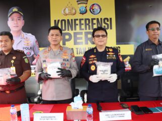 Kapolresta Tanjungpinang Kombes Pol. Indra Ranu Dikarta, didampingi Kepala Bea dan Cukai Tanjungpinang saat memperlihatkan barang bukti 2,7 KG sabu-sabu dan Seribu butir ekstasi, Selasa (21/04) f-Kepri.info