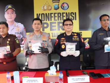 Kapolresta Tanjungpinang Kombes Pol. Indra Ranu Dikarta, didampingi Kepala Bea dan Cukai Tanjungpinang saat memperlihatkan barang bukti 2,7 KG sabu-sabu dan Seribu butir ekstasi, Selasa (21/04) f-Kepri.info