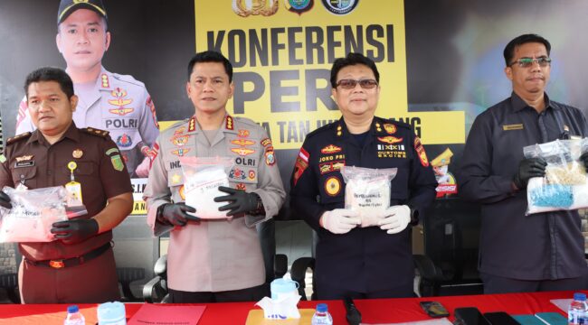 Kapolresta Tanjungpinang Kombes Pol. Indra Ranu Dikarta, didampingi Kepala Bea dan Cukai Tanjungpinang saat memperlihatkan barang bukti 2,7 KG sabu-sabu dan Seribu butir ekstasi, Selasa (21/04) f-Kepri.info