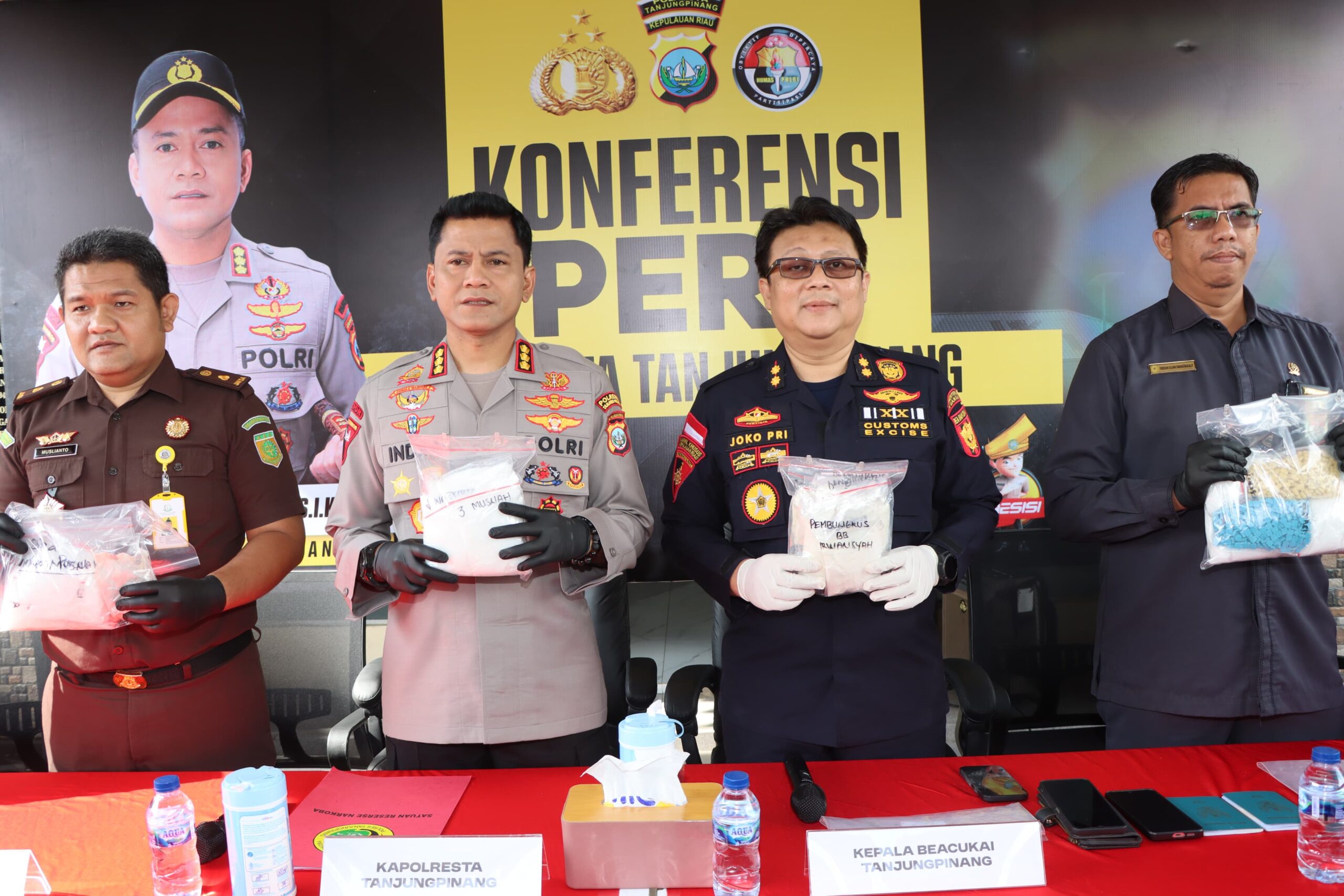 Kapolresta Tanjungpinang Kombes Pol. Indra Ranu Dikarta, didampingi Kepala Bea dan Cukai Tanjungpinang saat memperlihatkan barang bukti 2,7 KG sabu-sabu dan Seribu butir ekstasi, Selasa (21/04) f-Kepri.info
