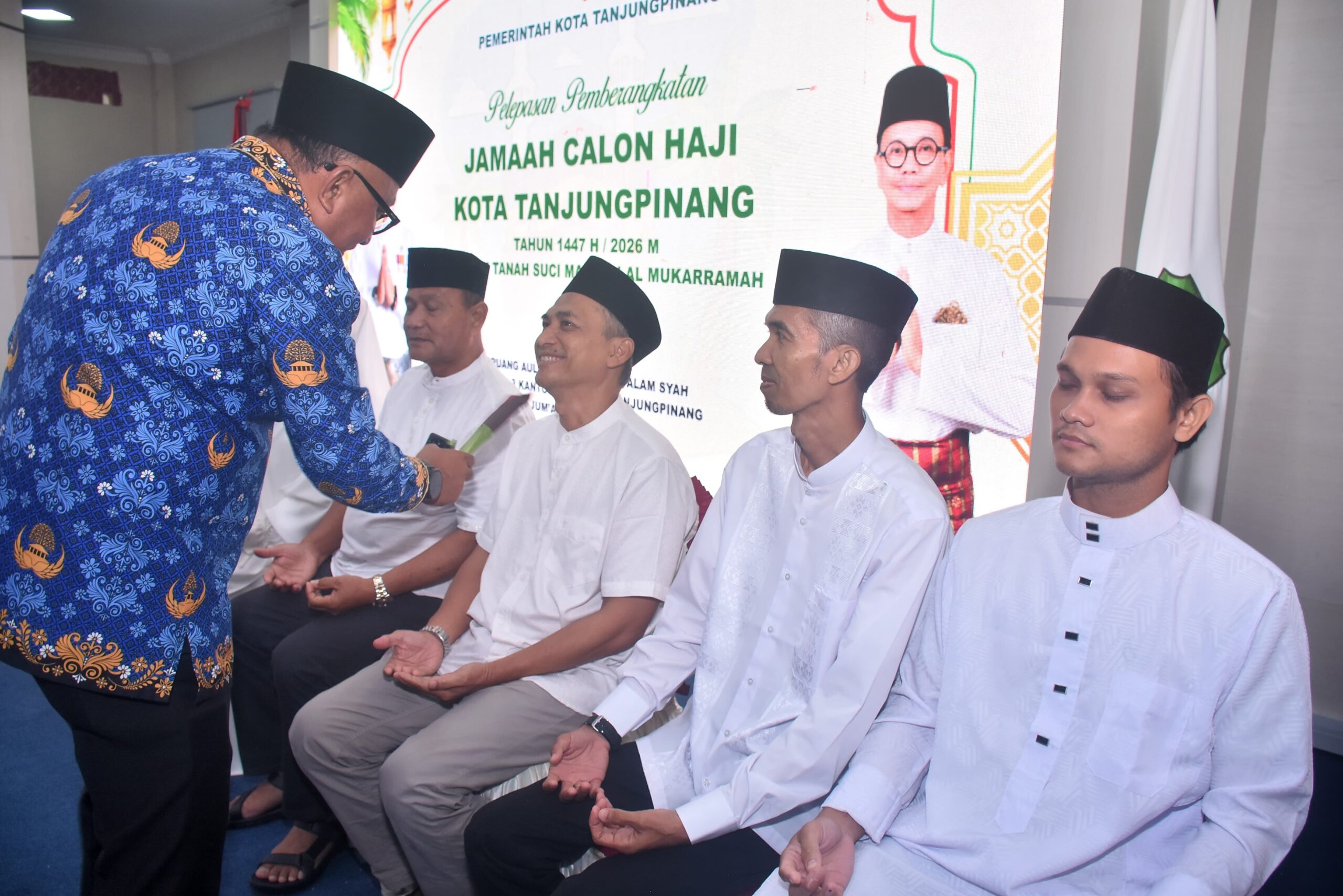 Walikota Tanjungpinang, H. Lis Darmansyah saat melepas Keberangkatan Calon Jemaah Haji dari Kota Tanjungpinang, 17 April 2026