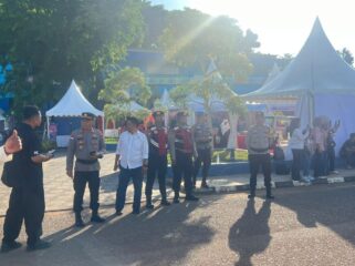 Anggota Polsek Tanjungpinang Kota dan Polresta Tanjungpinang saat melakukan pengamanan Pawai Ta'aruf MTQH tingkat Kota Tanjungpinang, Senin (27/04). F-Kepri.info.