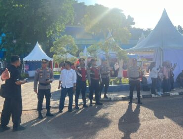 Anggota Polsek Tanjungpinang Kota dan Polresta Tanjungpinang saat melakukan pengamanan Pawai Ta'aruf MTQH tingkat Kota Tanjungpinang, Senin (27/04). F-Kepri.info.