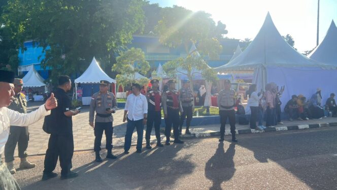 
					Anggota Polsek Tanjungpinang Kota dan Polresta Tanjungpinang saat melakukan pengamanan Pawai Ta'aruf MTQH tingkat Kota Tanjungpinang, Senin (27/04). F-Kepri.info.