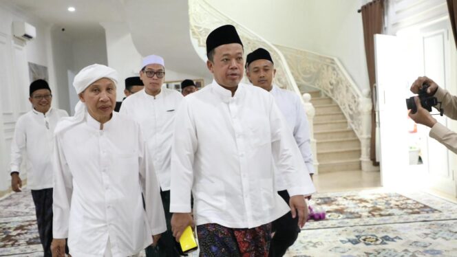 
					Menteri Agraria dan Tata Ruang/Kepala Badan Pertanahan Nasional (ATR/BPN), Nusron Wahid, memotivasi santri di Pondok Pesantren Al-Bahjah