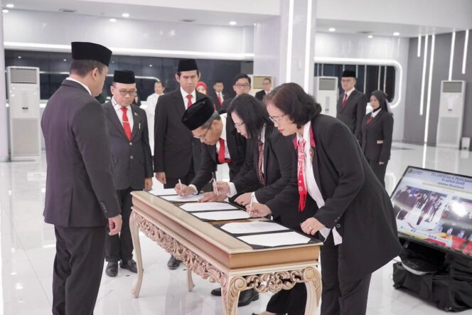 
					Menteri Agraria dan Tata Ruang/Kepala Badan Pertanahan Nasional (ATR/BPN), Nusron Wahid, melantik 85 pejabat yang terdiri dari 84 Pejabat Administrator dan 1 Pejabat Fungsional pada Rabu (29/04/2026).