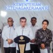 Menteri Ketenagakerjaan, Yassierli, 
Wakil Menteri Ketenagakerjaan, Afriansyah Noor, serta perwakilan LKS Tripnas dari unsur pengusaha dan pekerja saat menyampaikan keterangan pers, Rabu (01/04) F- Biro Humas Kemnaker