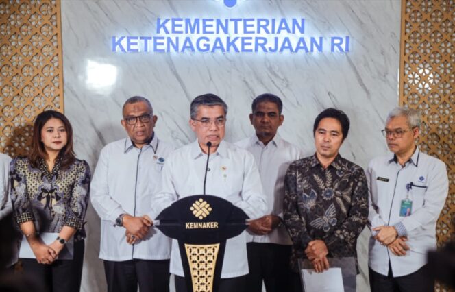 
					Menteri Ketenagakerjaan, Yassierli, 
Wakil Menteri Ketenagakerjaan, Afriansyah Noor, serta perwakilan LKS Tripnas dari unsur pengusaha dan pekerja saat menyampaikan keterangan pers, Rabu (01/04) F- Biro Humas Kemnaker