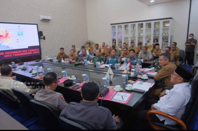 
					Sekretaris Daerah Kota Tanjungpinang, Zulhidayat, pimpin Rapat Koordinasi Forkopimda terkait kondisi terkini bencana kekeringan dan kebakaran hutan dan lahan (Karhutla) di Kota Tanjungpinang, yang dilaksanakan di Ruang Rapat Engku Putri Raja Hamidah, Kantor Wali Kota, Selasa (31/3).