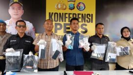 Kasat Resnarkoba Polresta Tanjungpinang, AKP Lajun Siado Rio Sianturi didampingi Kasi Humas, IPTU Pepen, Kamis (02/04) F- Sueb-Kepri.info