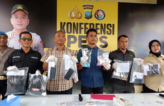 
					Kasat Resnarkoba Polresta Tanjungpinang, AKP Lajun Siado Rio Sianturi didampingi Kasi Humas, IPTU Pepen, Kamis (02/04) F- Sueb-Kepri.info