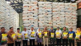 Gubernur Ansar didampingi Bupati Natuna saat menyerahkan bantuan di Natuna, Sabtu (04/04) lalu. F-Kominfo Kepri 