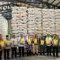 Gubernur Ansar didampingi Bupati Natuna saat menyerahkan bantuan di Natuna, Sabtu (04/04) lalu. F-Kominfo Kepri