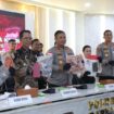 Sebelah Kapolda Kepri, Kepala BP Batam, Amsakar Ahcmad saat menghadirinya konferensi Pers di Polresta Barelang, Kamis (02/04) lalu. F-Humas BP Batam