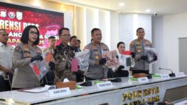 Sebelah Kapolda Kepri, Kepala BP Batam, Amsakar Ahcmad saat menghadirinya konferensi Pers di Polresta Barelang, Kamis (02/04) lalu. F-Humas BP Batam