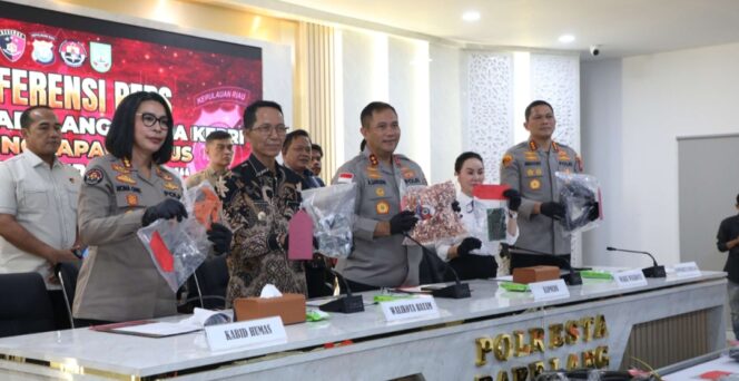 
					Sebelah Kapolda Kepri, Kepala BP Batam, Amsakar Ahcmad saat menghadirinya konferensi Pers di Polresta Barelang, Kamis (02/04) lalu. F-Humas BP Batam