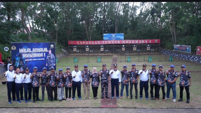 
					Panglima Komando Armada I (Pangkoarmada I) Laksamana Muda TNI Haris Bima Bayuseto, bersama wartawan usai menggelar acara halalbihalal dan latihan menembak, Selasa (07/06). F-Kepri.info
