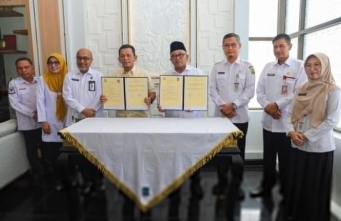 
					Gubernur Ansar bersama Walikota Tanjungpinang, H. Lis Darmansyah saat penandatanganan MoU Rabu (08/04). F-Kominfo Kepri 