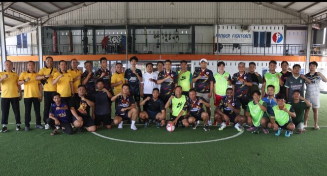
					Kapolresta Tanjungpinang Kombes Pol. Indra Ranu Dikarta, S.I.K., M.Si. melaksanakan kegiatan olahraga bersama dengan mahasiswa yang tergabung dalam Cipayung Plus Kota Tanjungpinang di Lapangan futsal. Jumat (10/04/2026)