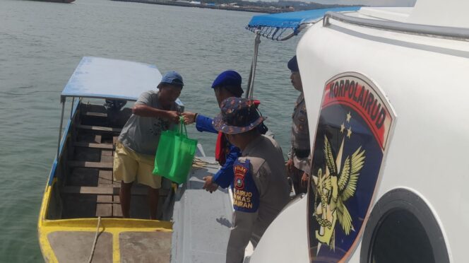 
					Satpolairud Polresta Tanjungpinang saat memberikan bantuan sembako, Jumat (10/04). F-Humas Polresta Tanjungpinang 