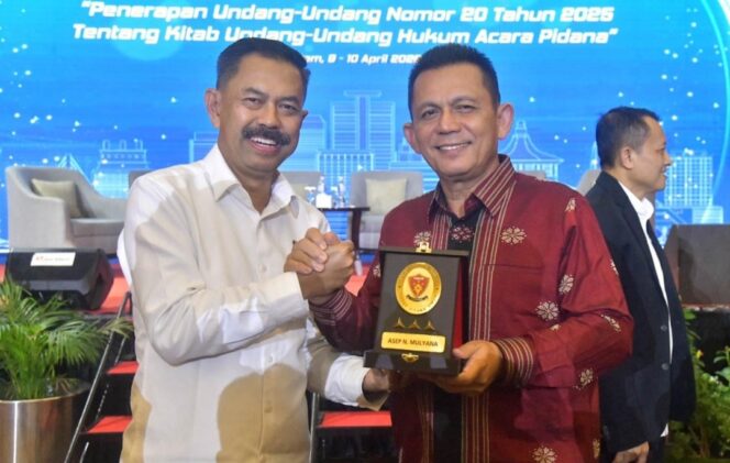 
					Jaksa Agung Muda Tindak Pidana Umum Asep Mulyana bersama Gubernur Kepri, Ansar Ahmad 