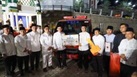 Gubernur Ansar yang hadir bersama Wakil Gubernur Nyanyang Haris saat menyerahkan bantuan kepada masyarakat Kabupaten Kepulauan Anambas, Senin (13/04)