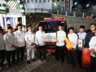 Gubernur Ansar yang hadir bersama Wakil Gubernur Nyanyang Haris saat menyerahkan bantuan kepada masyarakat Kabupaten Kepulauan Anambas, Senin (13/04)