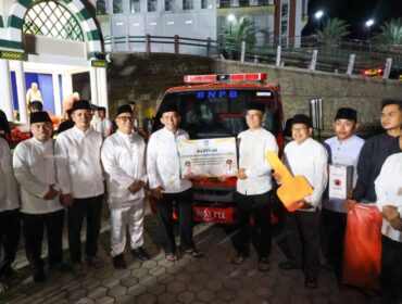 Gubernur Ansar yang hadir bersama Wakil Gubernur Nyanyang Haris saat menyerahkan bantuan kepada masyarakat Kabupaten Kepulauan Anambas, Senin (13/04)